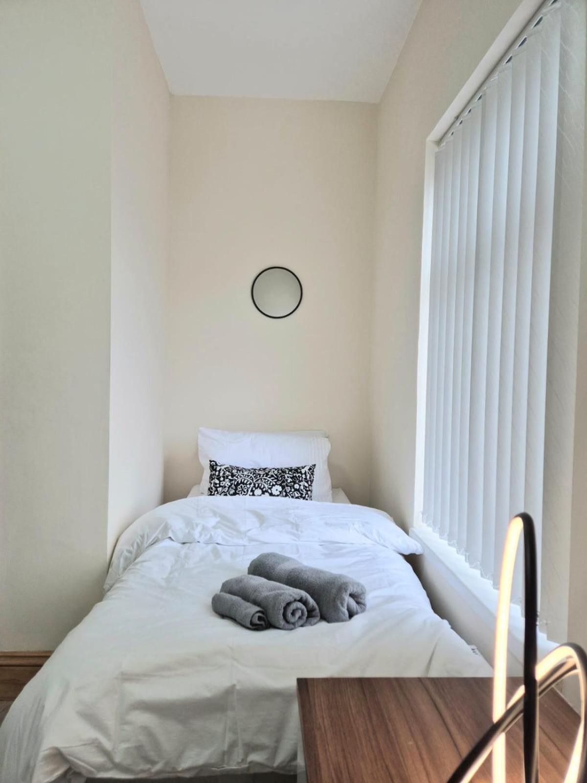 Rooms In Manchester 6 Minutes Drive To Victoria Station Стая снимка